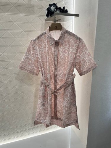 Dio*2025新品上架 印花腰带衬衫连衣裙 定制Yb进口丝棉材质 质感透气 舒适宜人 翻领衬衫连衣裙版型 通体满印粉白素描飞蛾植物图案 大小错落艺术氛围强烈