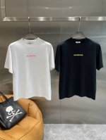 巴黎家 巴黎世家黑T 夏日潮流酷感担当 黑色衣身经典又百搭 荧光绿的 Balenciaga 字样 醒目又吸睛 瞬间提升整体时尚感 将潮流与个性完美融合 面料质感