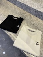 cd迪澳25 Ss新品春夏首发专柜 最新款短袖圆领T恤高端订制 设计前卫时尚！品牌Logo重工艺设计高端定制欧棉180克面料手感柔软.穿着舒适.专柜级别精致车线