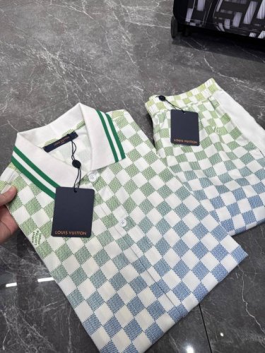 polo 裤290 驴牌 25Ss新元素提花polo！桑蚕丝上衣为渐变效果 Damier 图案融入 Marque L.Vuitton DéposéE 标识，可与