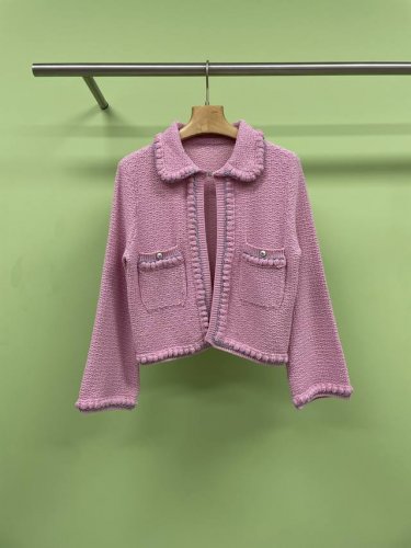 chanel香奈儿2025春款时尚编织小香风甜美气质百搭显瘦针织外套，早春的较量已经开始，这件开衫完全长在了我的审美点上，学院风直接拉满，就好像把韩剧里女主角的