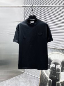 迪奥 Dior 2025Ss新款 半袖 体恤 短袖 圆领T恤，高端版本！专柜定制面料 透气舒适度高，细节无可挑剔，品牌元素设计理念，体现高品质。手感细腻柔软！呈