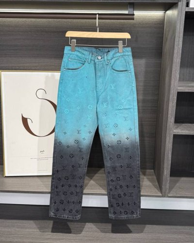 新品震撼登场 Louis Vuitton 路易威登 24Fw 走秀款联名撞色渐变刺绣牛仔裤 路易威登 Louis Vuitton 作为奢侈品牌中的经典代表 自1
