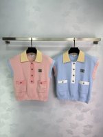Chane*彩色针织翻领背心 两色可选 粉蓝搭配经典耐看 适合夏季穿搭 短款设计显身材 搭配百搭 面料舒适 质感上乘 完美展现小香风 精致大方 活力满满 Sml