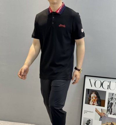 Monlce*R蒙口25S新款polo短袖.原单推荐 这款polo衫采用高端丝光棉质珠地面料制成 经典衣领 点缀条纹饰边 胸前饰有蒙家标识刺绣.领口Moncle