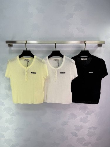 Miu*25春夏新款短袖针织上衣 经典连按钮设计，品牌标志贴饰，时尚百搭。3色3码Sml T226B