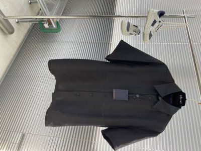 驴牌 25Ss新款短袖衬衫取材莹泽桑蚕丝，以 Damier 提花和 Marque L.Vuitton DéposéE 标识烘托丰盈肌理，再借珠光纽扣点睛细节。昼