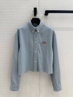 独家首发高端品质，Mi*25春夏新品。先行款系列浅色水洗条纹牛仔短款衬衫！毛边洗水工艺绝绝子！棕色刺绣字母Logo低调奢华，原版定制色织条纹进口洗水牛仔柔软细腻