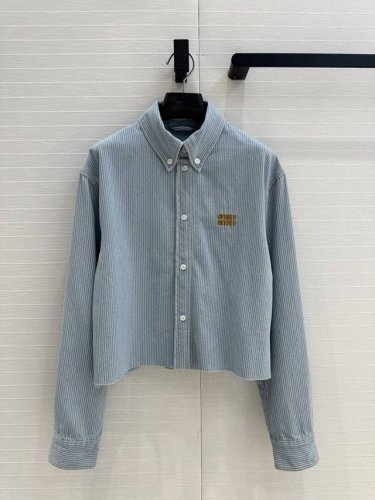 独家首发高端品质，Mi*25春夏新品。先行款系列浅色水洗条纹牛仔短款衬衫！毛边洗水工艺绝绝子！棕色刺绣字母Logo低调奢华，原版定制色织条纹进口洗水牛仔柔软细腻