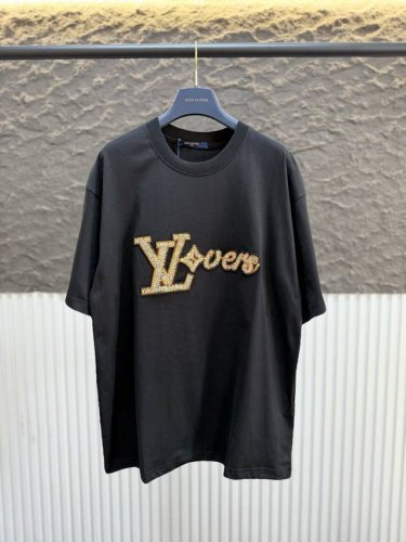 款号V005 lv亮片串珠字母Logo短袖T恤 定制260克全棉双纱硬挺面料 布面干净 布纹清晰 手感非常细腻扎实 更加力挺 舒适透气不易变形不易褶皱 1 1索