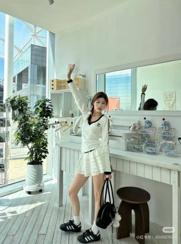 2025新款三叶草Jennie同款长袖T恤衫女V领显身材内搭单穿都爆款 精选柔软棉质面料，亲肤透气，穿着超舒适。黑白两色经典百搭，永不过时。简约圆领设计，贴合颈