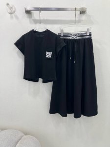 Dio*25新款套装！短T半裙的组合 整套出售 上衣坎肩后开叉刺绣徽标圆领设计，裙摆开叉腰部织带抽绳定制五金Logo低调奢华，为设计增添了标志性点缀这款一定要入