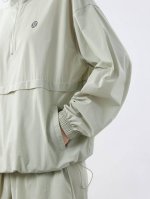 Lululemon 露露乐檬 这是充满酷感与少年感的一款防晒套装 上衣采用休闲的冲锋衣版型 落肩廓形遮肉显瘦 几乎不挑身材 半拉链门襟可以随意调节领口高低 结合
