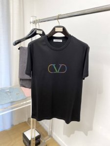 华伦天奴 2025最新款短袖T恤 帅气时尚 胸口顶级印花图案Logo 简约百搭款 面料棉 不仅挺括 保持潮流的廓形 又穿着舒适 纱织更细腻 码数M-3Xl