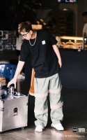 上新 款号: 687# Undefeated五条杠经典落肩宽松短袖男女同款 260G全棉双纱面料定染同色螺纹 胸前数码直喷印花 前后胸立体裁剪 双层面料缝合 定
