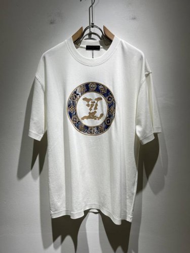 louisvuitt*路易*登 2025春夏全新系列单品上线，非常时髦前卫的一款男女同款短袖T恤，标识Logo图案压胶修饰！区别于以往的不同，宣示品牌传承多年的