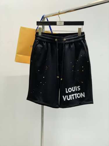 Louisvuitton 路易威登，2025夏季最新款，专柜同步有售，原单狠货，时尚休闲短裤，上身很有特点！吸睛而有亮点，进口原版面料，顶级印花工艺字母图案装饰