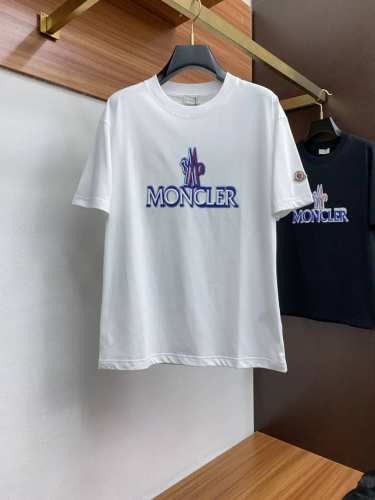 蒙口 M-3Xl 阔版 Ss新工艺Logo高品质纯棉质阔版圆领男士短袖T恤，新季新推系列将标识巧妙融入设计，塑就一系列充满复古风情的运动风单品。在这款百搭T恤上