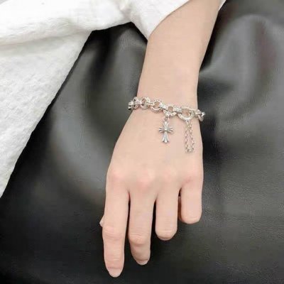 克罗心Chrome Hearts& 十字架Ot扣梵文圆环双拼手链 都说手链是最易搭配的潮流饰品之一 独家款式 购入开模定制 还原最真实的克罗心 兼容十字架吊坠和