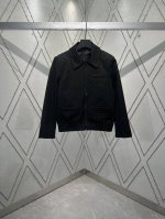 驴家 25Ss新款束腰夹克令利落剪裁与摩登格调不期而遇。绵羊毛塑就经典廓形，全幅 Monogram 提花呈现微妙质感。弹性腰部定格运动风尚，嵌线口袋再添正装气息