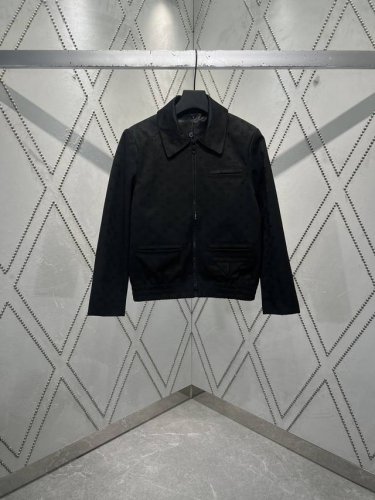 驴家 25Ss新款束腰夹克令利落剪裁与摩登格调不期而遇。绵羊毛塑就经典廓形，全幅 Monogram 提花呈现微妙质感。弹性腰部定格运动风尚，嵌线口袋再添正装气息