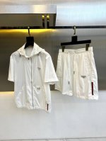 Prad普拉、2025Ss夏装新品休闲套装男士运动短袖T恤+短裤套装。非常有设计感，现货质感无敌，梭织速干面料手感柔软，上身轮廓立体，不会过于柔软，做工细节方面