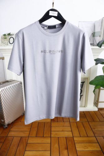 杰尼亚. 25夏季新品！经典宽松版男士短袖时尚圆领单品设计，更加时尚舒适，高标准定制，上身非常有型，胸前奢华定制字母Logo 图案 客供辅料，客供进口高档定制棉