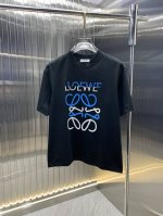 罗意威 2025春夏新品短袖 时尚经典圆领短袖 时尚单品设计，更加时尚舒适，高标准定制，上身非常有型，胸前品牌经典Logo 图案 客供辅料，客供进口高档面料 质