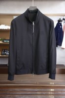 P550，罗意威-25年春季新款男士立领夹克外套 高定专柜面料，透气舒适度高，细节无可挑剔，品牌元素设计理念，做工考究工艺复杂，下摆定制品牌Logo织带，上身版