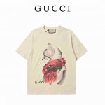 Gucci 古驰 围巾小猫高克重印花短袖T恤 选用客供定制针织100%纯棉面打造,面料手感细腻，厚实有质感的纯棉布，高密度的机织工艺，如棉絮般柔紧致舒适，有挺括