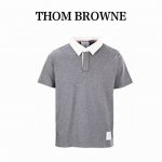 thom Browne 汤姆布朗T 撞色领短袖polo衫 采用 G纯棉平纹针织布料 门禁隐藏式纽扣设计 商务绅士海军蓝搭配撞色缝线饰 正面竖排纽扣衣领 开口袖口
