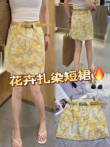 夏日必备花卉扎染短裙，将烂漫花色与扎染工艺巧妙融合，每一处晕染都独一无二，满溢艺术气息。高腰版型搭配同色系腰带，勾勒曼妙身姿。A字裙型俏皮可爱，轻松修饰腿部线条