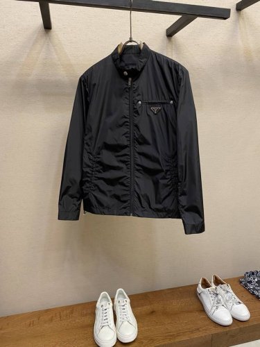 prada，25年春夏官网最新款立领外套 秀场新品，专柜可循环再生尼龙面料。上身有质感，任意洗涤不变形 ，顶级设计师巨作，原版五金，简单时尚奢华极致，处处细节显