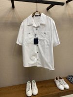 1V、驴家当季新款棉质短袖衬衫 专柜售价： p30,750 说明 本款短袖衬衫取材清爽棉质府绸，可轻松驾驭休闲和正式场合。左侧纽扣贴袋压印 Monogram 花