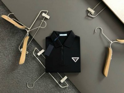 prada~普拉达 夏季新款T恤翻领短袖polo衫，专柜定制面料 透气舒适度高，材质:70%棉 30%聚酯纤维 男女同款品牌元素设计理念，体现高品质。手感细腻柔
