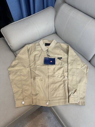 prada 普拉达男士金属三角形徽标饰弹力外套 超级时髦的一款 今年春夏最最最新的洗水颜色 后标都是独家定制开模 非常减龄的一款 可以百搭任何风格的单品，搭配各