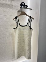 celin*2025新品上架 针织吊带背心连衣裙 定制Yb全棉纱线织造 柔软亲肤 舒适有型 方圆领针织吊带背心裙剪裁 领口恰当露肤 美化头肩比例更显瘦 配合系带