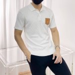 Lv 2025新品短袖polo 帅气时尚 顶级定位顶织字母Logo 简约百搭款 面料针织 不仅挺括 保持潮流的廓形 又穿着舒适 纱织更细腻 码数M-3Xl