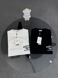 顶级版本 区别通货 25Ss 迪奥 夏季新款 重磅推出双纱纯棉面料短袖 春夏走秀款 个性独家款式 男女同款 采用进口定制定染面料 后领锁链底全包肩 过水不变形不