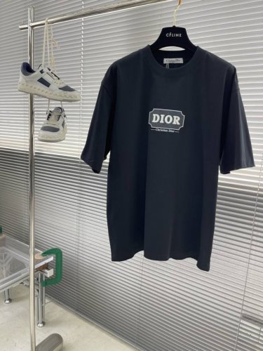 Dio 蓝晒标识短袖T恤 采用280克新疆棉冰感索罗娜面料 具有凉感冰皮，这种面料采用了新疆棉作为主要成分，保证了面料的舒适度和耐用性。同时，通过索罗娜科技处理