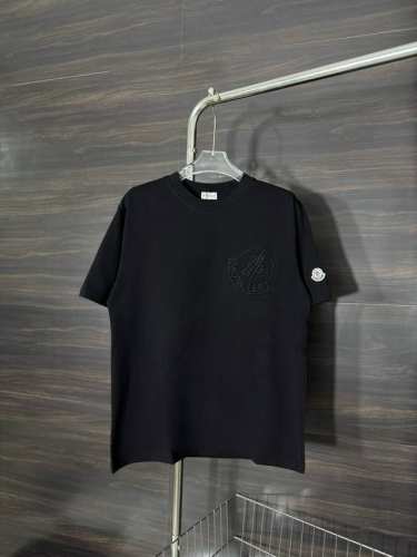 款号 He257 moncler Cyclone-蒙口胸前刺绣大标圆领短袖 面料采用2 克双股双纱纯棉面料 手感舒适柔软 上身舒适透气 领口采用同缸同色罗纹 不