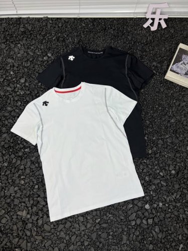 迪桑特Descente宽松休闲纯色时尚百搭印花Logo套头圆领短袖T恤 男女同款 还在寻找一件能在健身房挥洒汗水，又能轻松出街的百搭T恤？迪桑特Descente