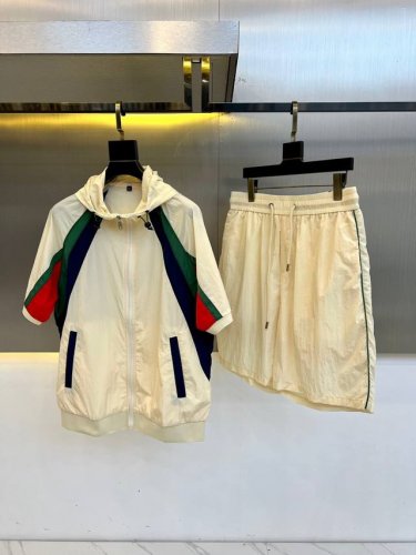 一套 gucci 2025Fw春夏男士连帽短袖外套+配短裤套装 休闲日常穿搭单品 上身修饰身形 面料将时装美学和新都市商务休闲概念完美融合 不同风格任你选 经典