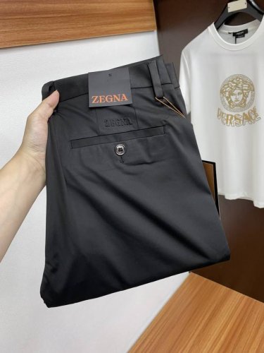 杰尼亚 2025新款 官网同步发售休闲西裤，进口定制高端面料，面料柔软舒适，胶标彰显了品牌特质，采用顶级Logo五金配置，细节无可挑剔，上身效果超棒，完美兼具商