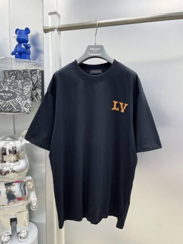 lv 路易 高克重 2025夏季新款拖拉机大幅印花Logo最新品短袖 Dd 专柜同步有售，原单狠货，时尚进口原版科技面料，上身舒适透气，原版定制五金辅料，上身帅