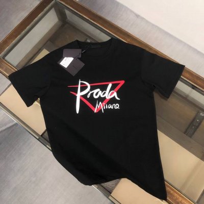prada 普拉达 夏季新款圆领短袖T恤 270克重磅高端纯棉面料 手感质感都极完美 修身裁剪设计干净利落 时尚又好看 走线做工非常精致 版型效果超赞 而且透气