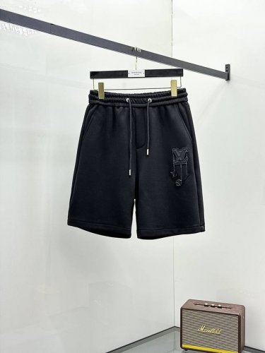 lv 三标齐全 2025夏季新款男士休闲短裤，高级定制面料透气面料 透气弹力舒适度极高，细节无可挑剔，顶级辅料配备，原版Logo设计理念，手感细腻柔软！上身版型