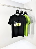 Gucci。2025春夏新品时尚圆领短袖高级定制百搭款式！更有实用感 任何人都可以轻松驾驭 采用丝光面料制作，奢华经典品牌Logo设计，1F非常显档次懂货的必须