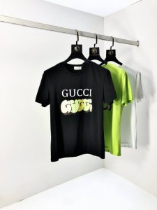Gucci。2025春夏新品时尚圆领短袖高级定制百搭款式！更有实用感 任何人都可以轻松驾驭 采用丝光面料制作，奢华经典品牌Logo设计，1F非常显档次懂货的必须