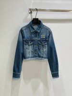 25Ss春夏新款上新！双口袋贴布刺绣字母，时髦必备单品 打破传统牛仔外套刻板印象 兼顾休闲感与正式感 经典高级 胸口搭配贴布刺绣字母工艺修饰！现货供应蓝色Sml